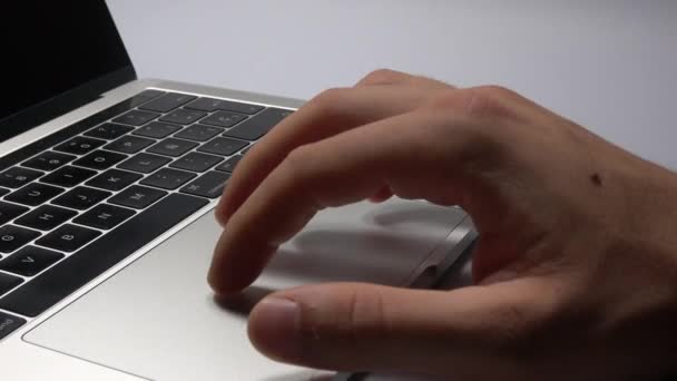 Bir Adam Dizüstü Bilgisayar Kullanıyor Parmaklarınızın Trackpad Hareket Ettirilmesi Dizüstü — Stok video