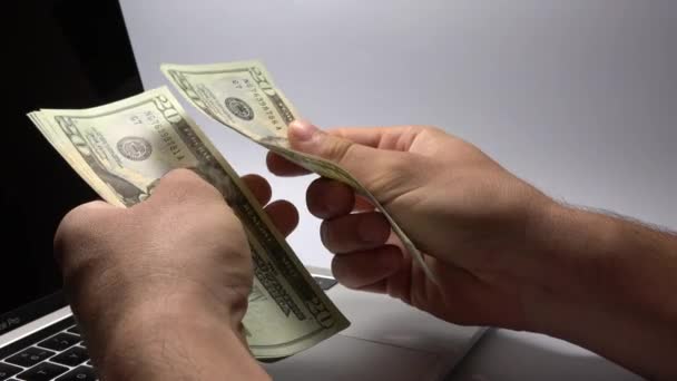 Van Handen Tellen Twintig Dollar Rekeningen Witte Achtergrond Monetaire Inkomsten — Stockvideo