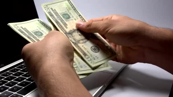Hände Zählen Zwanzig Dollar Scheine Auf Weißem Hintergrund Auf Einem — Stockvideo