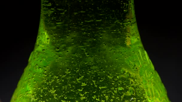 Des Gouttes Condensation Roulent Sur Une Bouteille Soda Bulles Gaz — Video