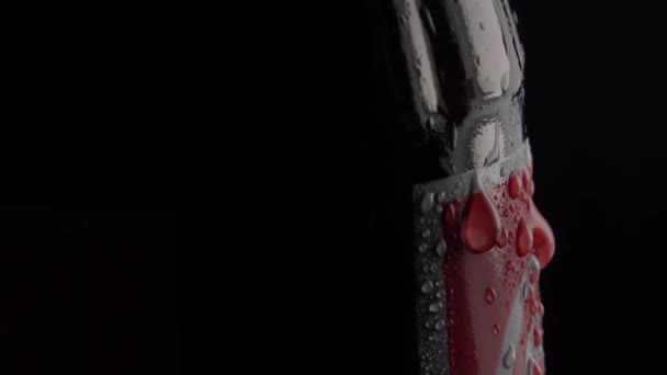 Ultra Σταγόνες Συμπύκνωσης Κυλήσουν Ένα Μπουκάλι Σόδα Μαύρο Φόντο Διαφανές — Αρχείο Βίντεο