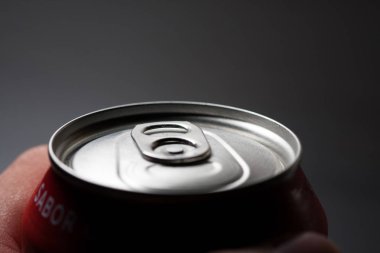 Soğuk soda açılmamış olabilir. Aşırı şekerli soğuk meşrubatlar, kapalı. Sağlıklı değil. Soğuk içecekler.