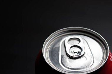 Soğuk soda açılmamış olabilir. Aşırı şekerli soğuk meşrubatlar, kapalı. Sağlıklı değil. Soğuk içecekler.