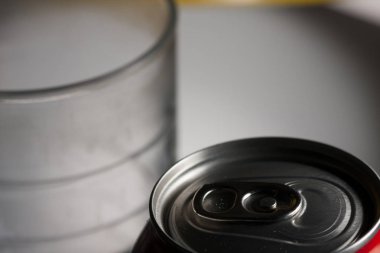 Yanında bir bardak olan soğuk açılmamış soda. Aşırı şekerli soğuk meşrubatlar, kapalı. Sağlıklı değil. Soğuk içecekler.