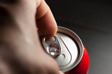 Bir çeşit soğuk soda aç. Parmak yapma gücü olabilir. Soğuk içecekler.