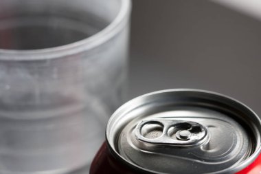 Yanında bir bardak olan soğuk açılmamış soda. Aşırı şekerli soğuk meşrubatlar, kapalı. Sağlıklı değil. Soğuk içecekler.