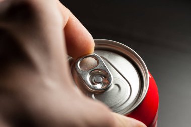 Bir çeşit soğuk soda aç. Parmak yapma gücü olabilir. Soğuk içecekler.