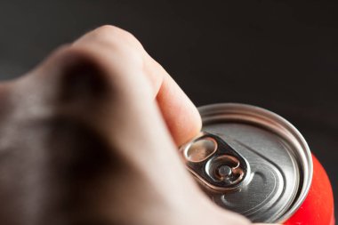 Bir çeşit soğuk soda aç. Parmak yapma gücü olabilir. Soğuk içecekler.