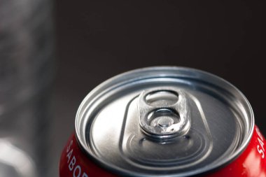 Soğuk soda açılmamış olabilir. Aşırı şekerli soğuk meşrubatlar, kapalı. Sağlıklı değil. Soğuk içecekler.