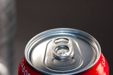 Soğuk soda açılmamış olabilir. Aşırı şekerli soğuk meşrubatlar, kapalı. Sağlıklı değil. Soğuk içecekler.