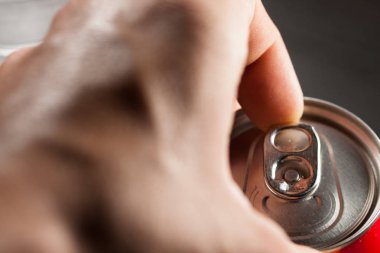 Bir çeşit soğuk soda aç. Parmak yapma gücü olabilir. Soğuk içecekler.