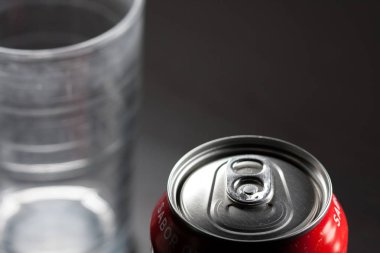 Yanında bir bardak olan soğuk açılmamış soda. Aşırı şekerli soğuk meşrubatlar, kapalı. Sağlıklı değil. Soğuk içecekler.