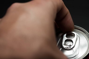 Bir çeşit soğuk soda aç. Parmak yapma gücü olabilir. Soğuk içecekler.