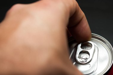 Bir çeşit soğuk soda aç. Parmak yapma gücü olabilir. Soğuk içecekler.