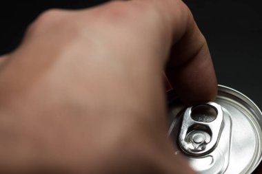 Bir çeşit soğuk soda aç. Parmak yapma gücü olabilir. Soğuk içecekler.