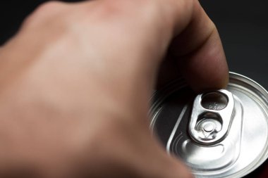 Bir çeşit soğuk soda aç. Parmak yapma gücü olabilir. Soğuk içecekler.