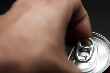 Bir çeşit soğuk soda aç. Parmak yapma gücü olabilir. Soğuk içecekler.