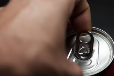 Bir çeşit soğuk soda aç. Parmak yapma gücü olabilir. Soğuk içecekler.