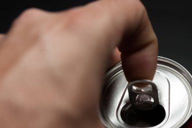 Bir çeşit soğuk soda aç. Parmak yapma gücü olabilir. Soğuk içecekler.