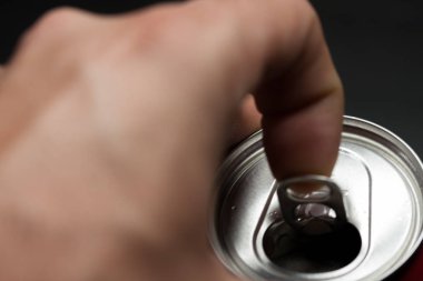 Bir çeşit soğuk soda aç. Parmak yapma gücü olabilir. Soğuk içecekler.