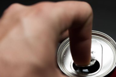 Bir çeşit soğuk soda aç. Parmak yapma gücü olabilir. Soğuk içecekler.