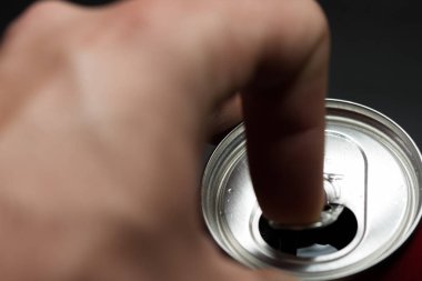 Bir çeşit soğuk soda aç. Parmak yapma gücü olabilir. Soğuk içecekler.