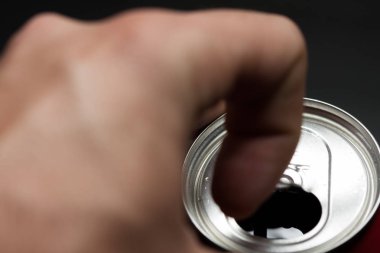 Bir çeşit soğuk soda aç. Parmak yapma gücü olabilir. Soğuk içecekler.