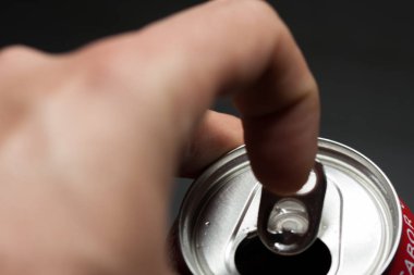 Bir çeşit soğuk soda aç. Parmak yapma gücü olabilir. Soğuk içecekler.