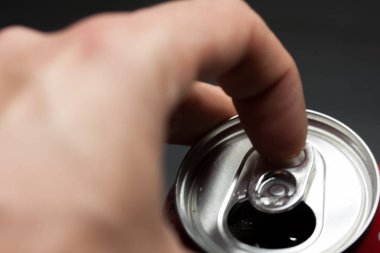 Bir çeşit soğuk soda aç. Parmak yapma gücü olabilir. Soğuk içecekler.