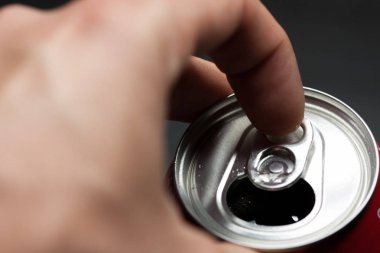 Bir çeşit soğuk soda aç. Parmak yapma gücü olabilir. Soğuk içecekler.