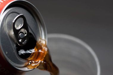 Açık soğuk soda cam hizmet verebilir. Aşırı şekerli soğuk meşrubatlar. Sağlıklı değil. Soğuk içecekler.