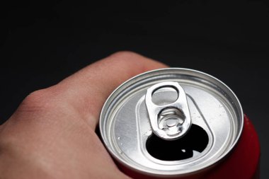 Bir çeşit soğuk soda aç. Parmak yapma gücü olabilir. Soğuk içecekler.