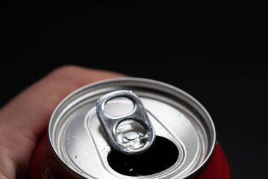 Elinde bir ton soğuk soda tutuyor. Aşırı şekerli soğuk meşrubatlar. Sağlıklı değil. Soğuk içecekler.