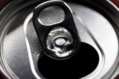 Açık soğuk soda cam hizmet verebilir. Aşırı şekerli soğuk meşrubatlar. Sağlıklı değil. Soğuk içecekler.