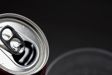 Açık soğuk soda cam hizmet verebilir. Aşırı şekerli soğuk meşrubatlar. Sağlıklı değil. Soğuk içecekler.