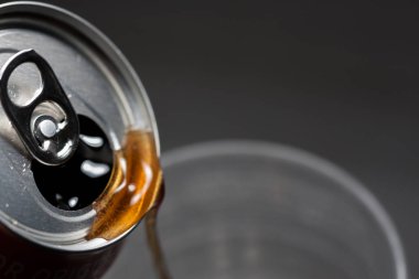 Açık soğuk soda cam hizmet verebilir. Aşırı şekerli soğuk meşrubatlar. Sağlıklı değil. Soğuk içecekler.