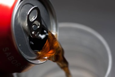 Açık soğuk soda cam hizmet verebilir. Aşırı şekerli soğuk meşrubatlar. Sağlıklı değil. Soğuk içecekler.