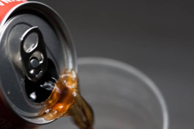 Açık soğuk soda cam hizmet verebilir. Aşırı şekerli soğuk meşrubatlar. Sağlıklı değil. Soğuk içecekler.