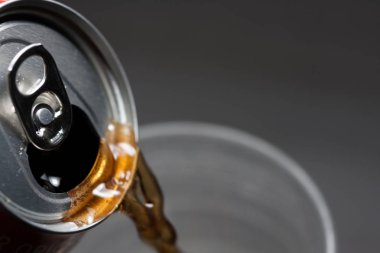 Açık soğuk soda cam hizmet verebilir. Aşırı şekerli soğuk meşrubatlar. Sağlıklı değil. Soğuk içecekler.