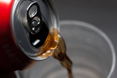 Açık soğuk soda cam hizmet verebilir. Aşırı şekerli soğuk meşrubatlar. Sağlıklı değil. Soğuk içecekler.