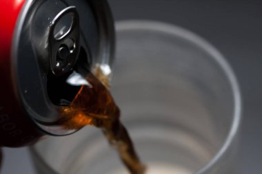 Açık soğuk soda cam hizmet verebilir. Aşırı şekerli soğuk meşrubatlar. Sağlıklı değil. Soğuk içecekler.