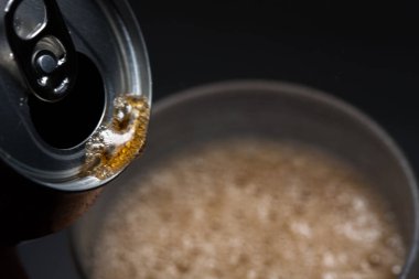 Açık soğuk soda cam hizmet verebilir. Aşırı şekerli soğuk meşrubatlar. Sağlıklı değil. Soğuk içecekler.