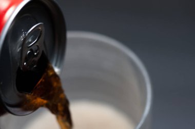 Açık soğuk soda cam hizmet verebilir. Aşırı şekerli soğuk meşrubatlar. Sağlıklı değil. Soğuk içecekler.