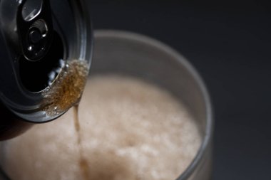 Açık soğuk soda cam hizmet verebilir. Aşırı şekerli soğuk meşrubatlar. Sağlıklı değil. Soğuk içecekler.