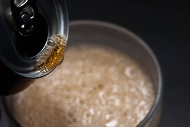 Açık soğuk soda cam hizmet verebilir. Aşırı şekerli soğuk meşrubatlar. Sağlıklı değil. Soğuk içecekler.