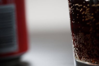 Cam bardakta servis edilen alkolsüz içecek. Sıvı yüzeye kafein ve gaz sıçraması. Aşırı şekerli soğuk meşrubatlar. Sağlıklı değil. Soğuk içecekler.