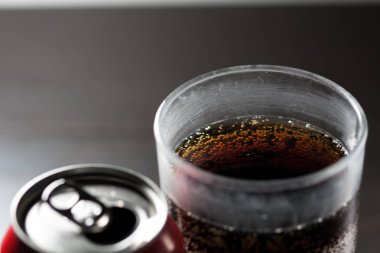 Soğuk soda bardağın yanında açılabilir. Aşırı şekerli soğuk meşrubatlar. Sağlıklı değil. Soğuk içecekler.