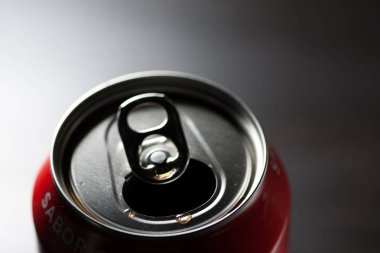 Açık soğuk soda olabilir. Aşırı şekerli soğuk meşrubatlar. Sağlıklı değil. Soğuk içecekler.