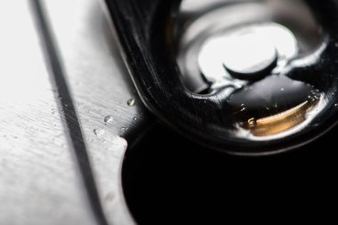 Açık soğuk soda olabilir. Aşırı şekerli soğuk meşrubatlar. Sağlıklı değil. Soğuk içecekler.