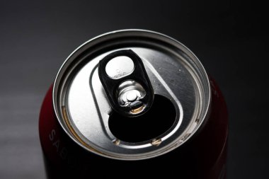 Açık soğuk soda olabilir. Aşırı şekerli soğuk meşrubatlar. Sağlıklı değil. Soğuk içecekler.